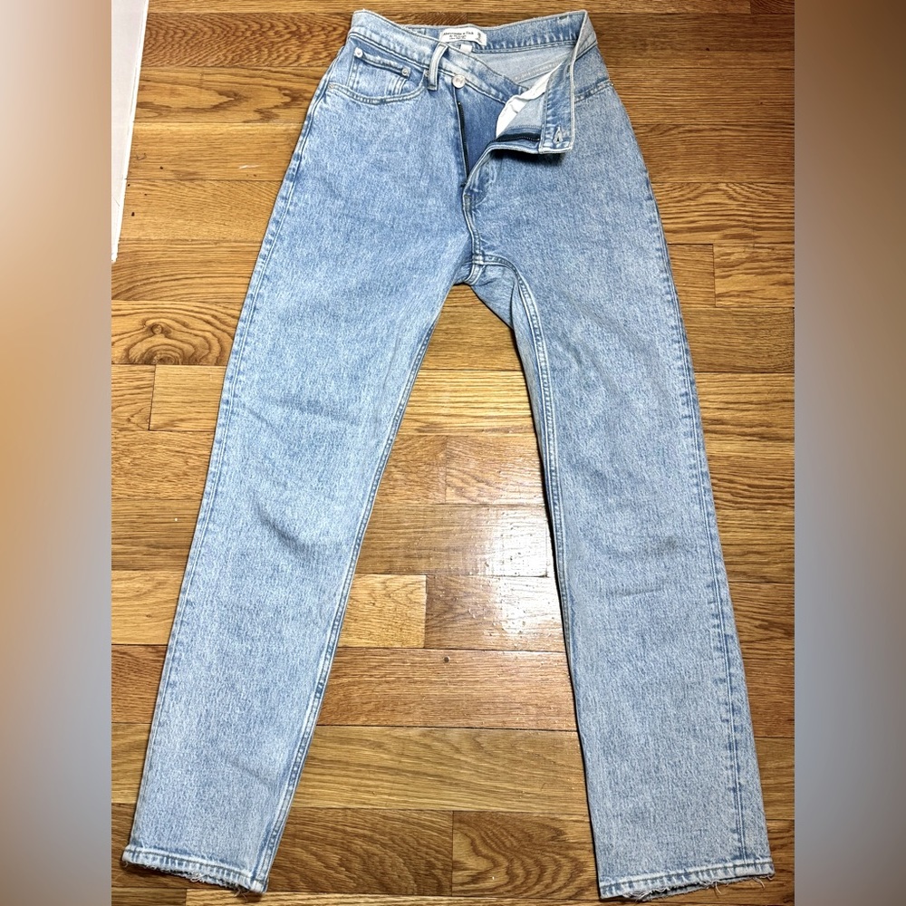 A&F The 90s Straight Ultra High Rise Jeans